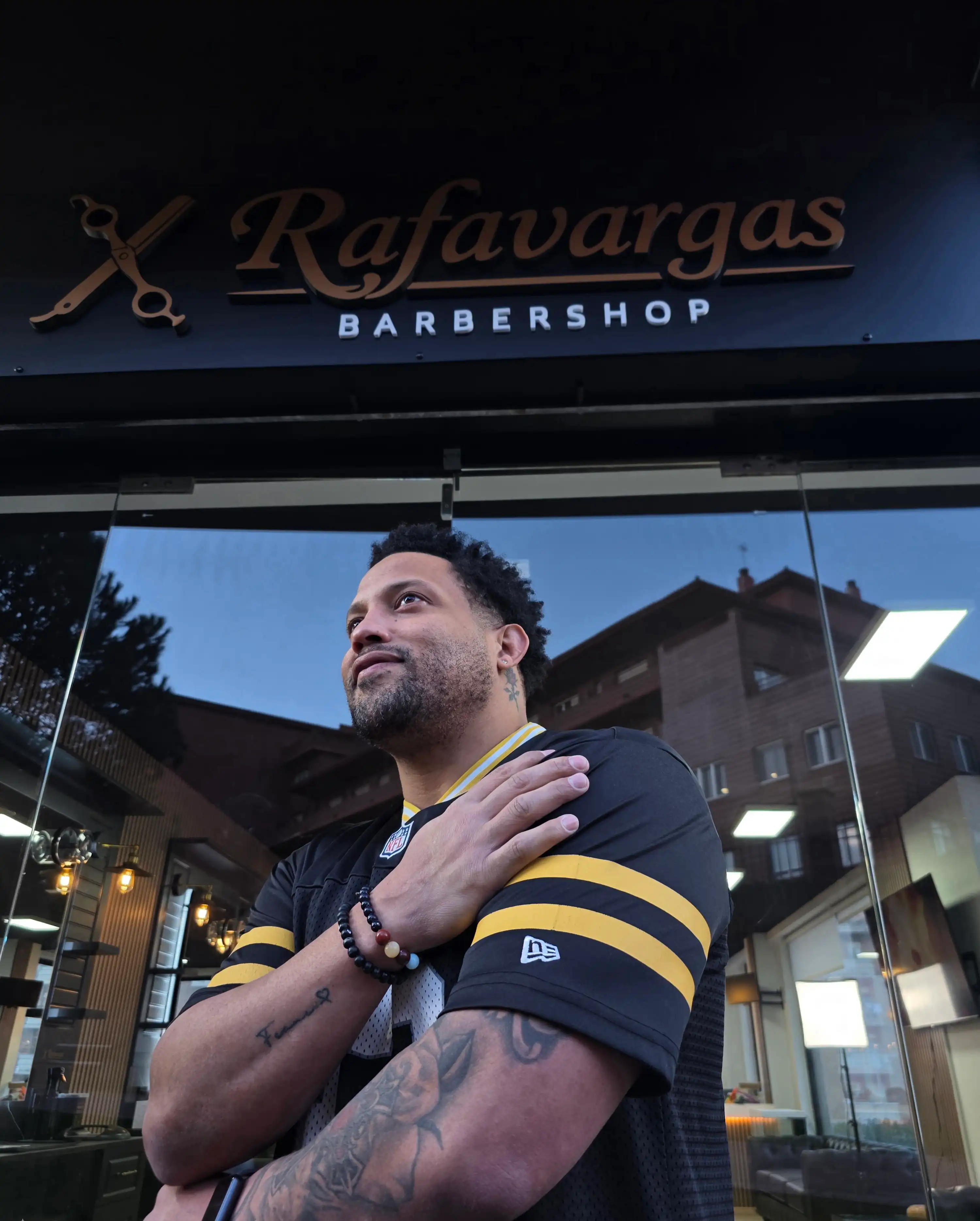 Rafa Vargas junto al logo del local